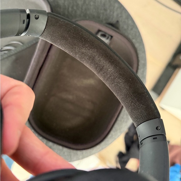 Black wireless Bose headphones - Picture 3 of 6